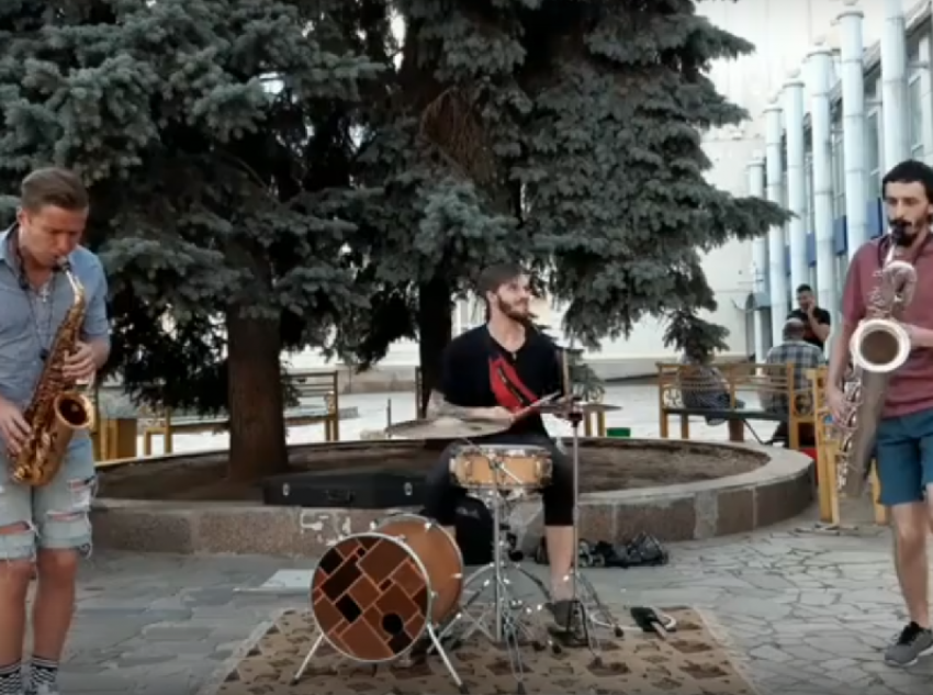Блистательное выступление уличных музыкантов сняли на видео в Воронеже 