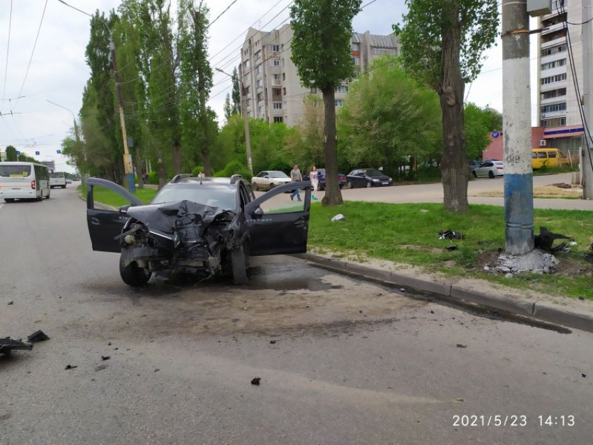 Жесткие последствия поцелуя машины со столбом сняли на фото в Воронеже