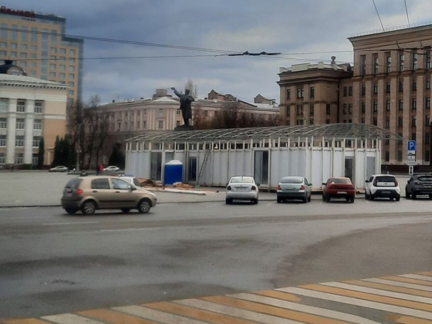 Подготовка к Новому году стартовала на площади Ленина в Воронеже