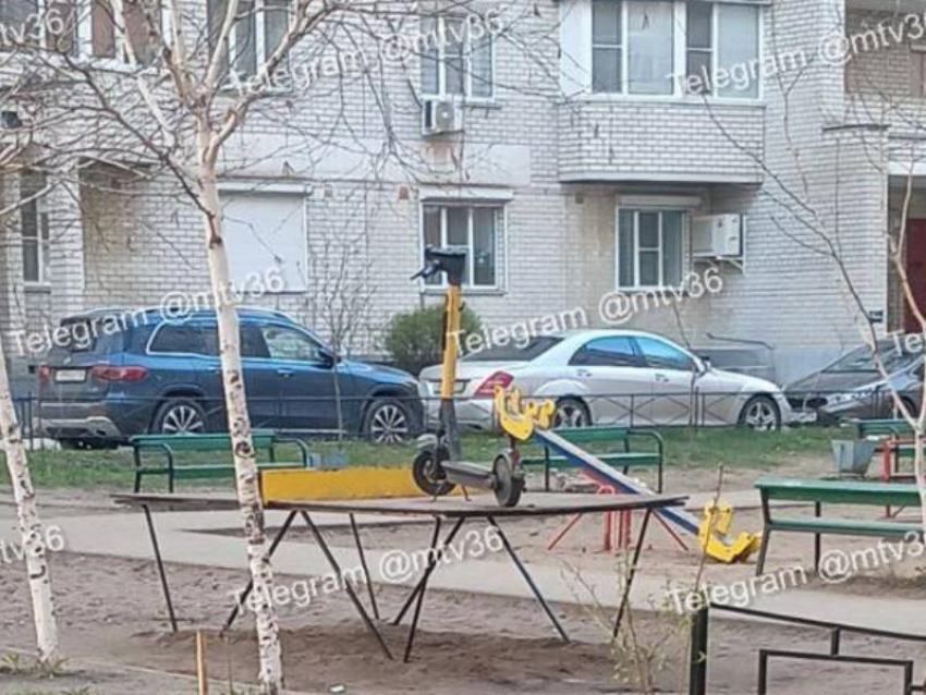 Нестандартная парковка самоката попала на фото в Воронеже
