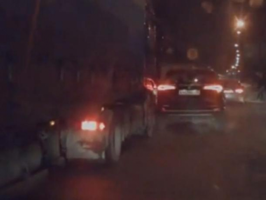 В Воронеже сняли на видео, как фура подтолкнула сомневающийся кроссовер