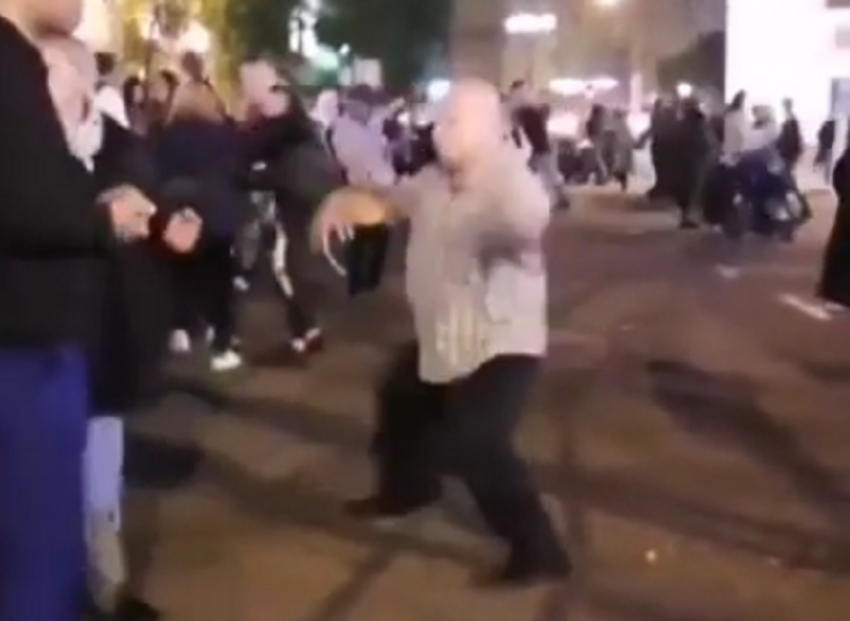 Комичный танец лысого толстячка сняли на видео в Воронеже