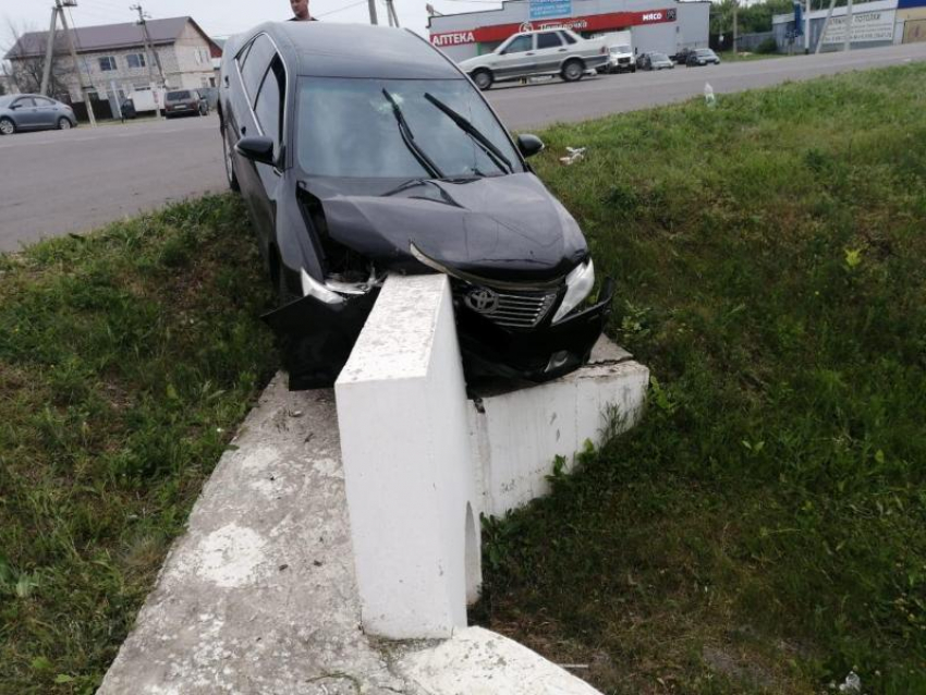 Стало плохо за рулем: авария в Воронежской области закончилась съездом прямо на бетонную конструкцию 