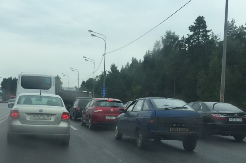 Воронежские автомобилисты встали в огромную утреннюю пробку