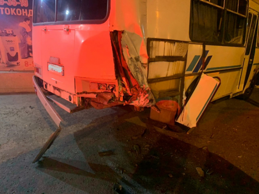 Пьяный водитель устроил смертельное ДТП, врезавшись в пустой автобус в Воронеже 