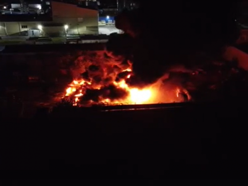  Крупный пожар на складе попал на видео в Воронеже