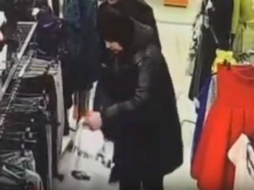  Кражу женских брюк сняли в воронежском магазине 