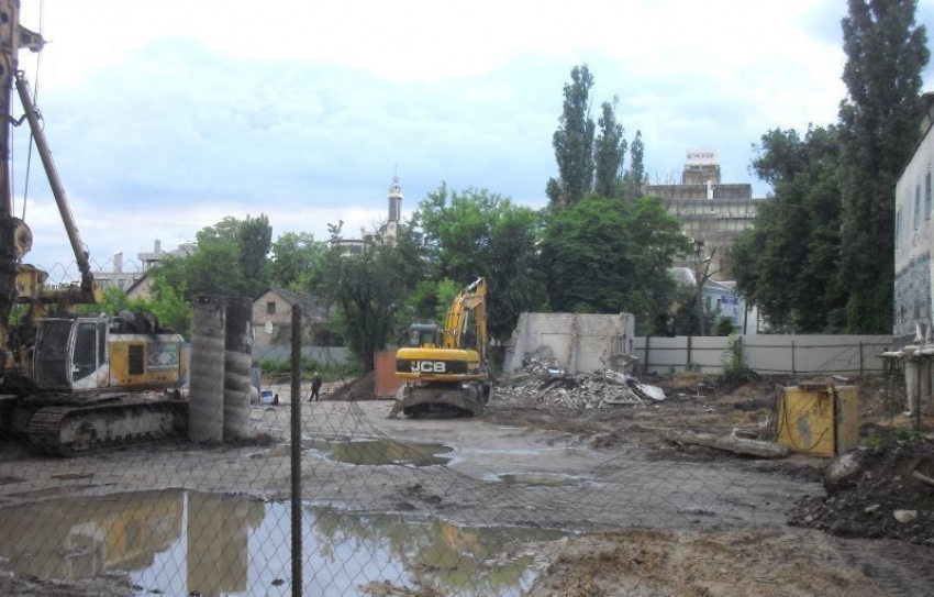 Строители снесли старую трансформаторную будку около «Усадьбы Быстржинских» в Воронеже