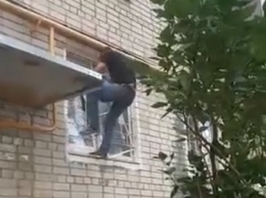 Незваный гость оригинальным способом пытался проникнуть в окно в Воронеже