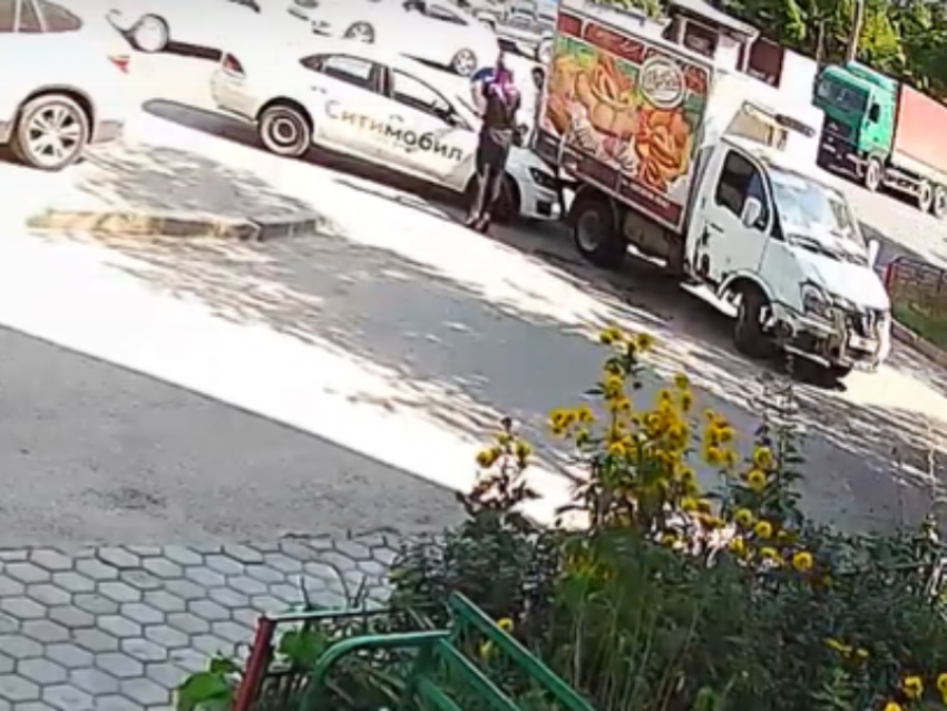 Невнимательный газелист устроил ДТП с такси во дворе дома в Воронеже 