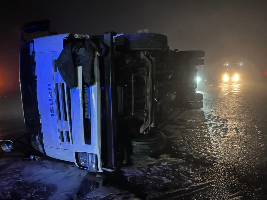 Грузовик перевернулся после лобового ДТП с «Грантой» под Воронежем 