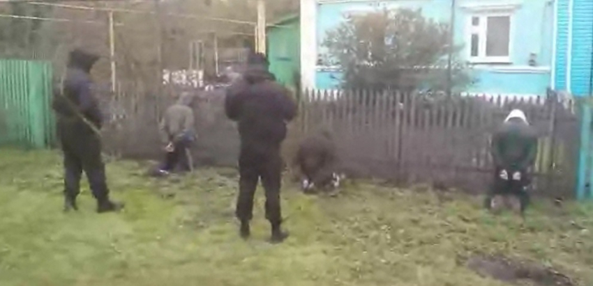 На видео попал момент задержание группировки воров воронежскими полицейскими