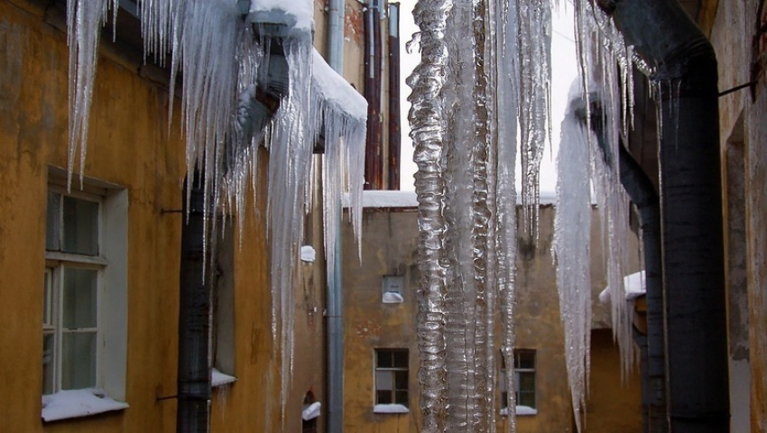 Альпинисты вышли на борьбу с сосульками в центре Воронежа