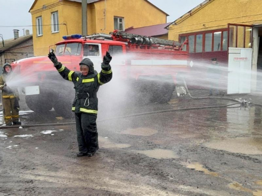 Пожарного окатили водой после 40-летней борьбы с огнем под Воронежем 