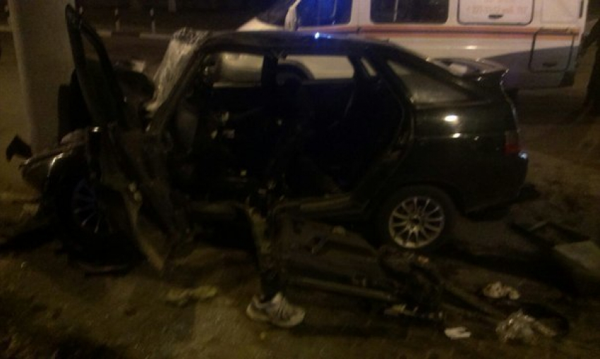 В Воронеже ночью на Ворошилова автомобиль протаранил фонарный столб