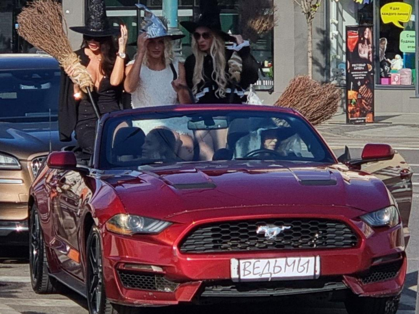 "Ведьмы» прокатились по центру Воронежа на «Мустанге"