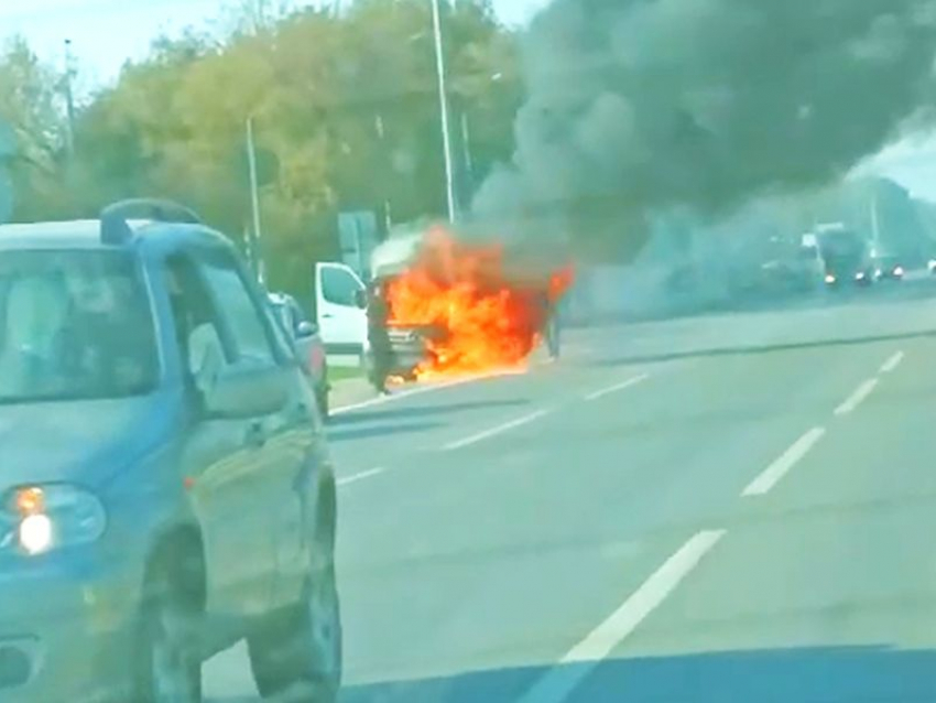 Объятый огнем микроавтобус сняли на видео на въезде в Воронеж