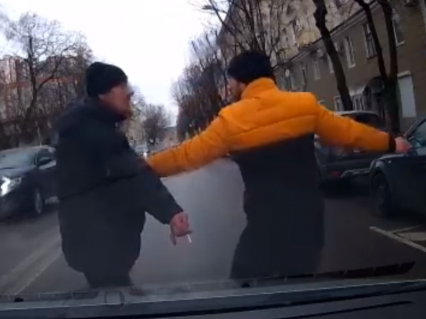 Вальяжное дефиле мужчины по дороге показал водитель в Воронеже