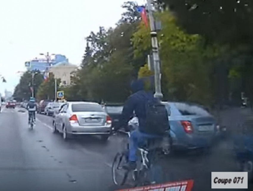 На видео попало, как велосипедист таранит два автомобиля в Воронеже и уезжает 