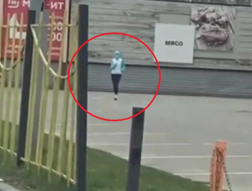 В спортзал превратила пустую парковку девушка в маске в Воронеже