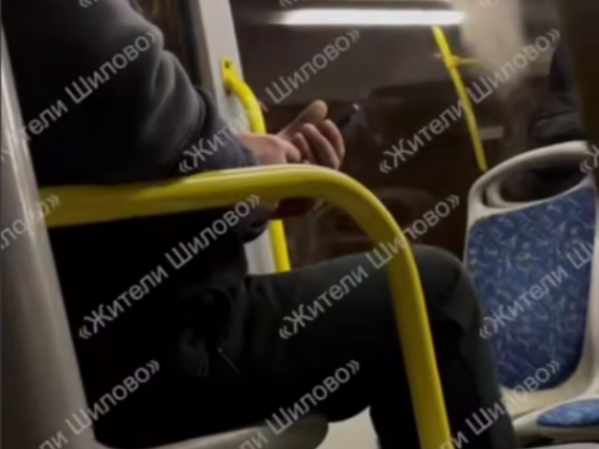 Любителя тайком снимать девчонок на камеру заметили в воронежском транспорте