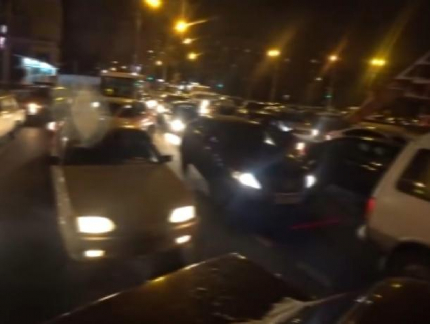 Автомобилистов поставили в позу из-за охраняемого лица в Воронеже