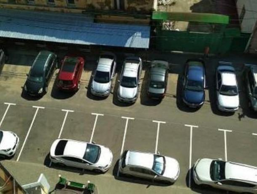 Новая разметка на парковке не заставила воронежских водителей сменить старые привычки