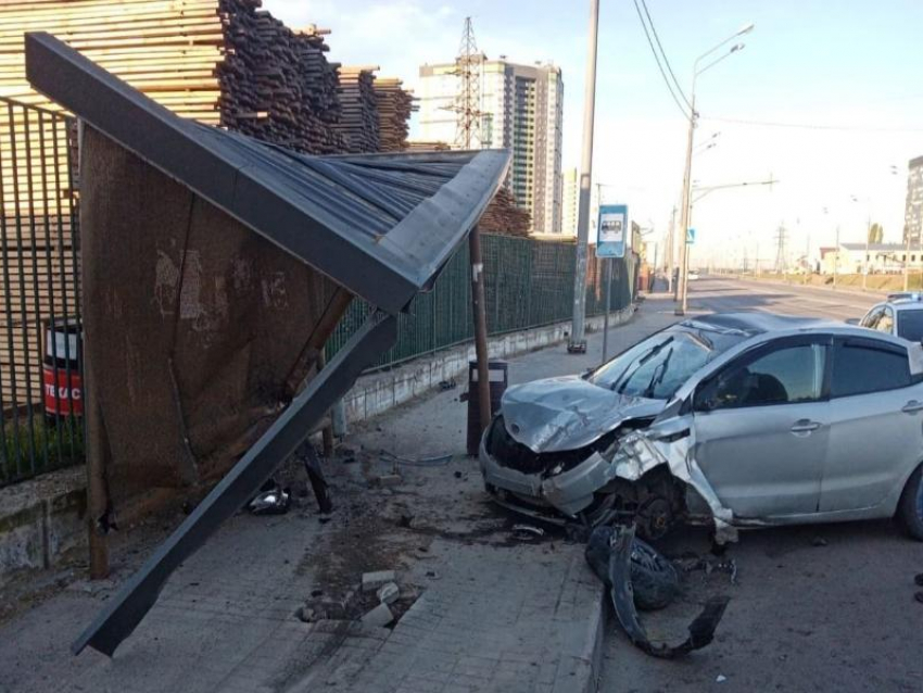 Водитель иномарки снес остановку в Воронеже