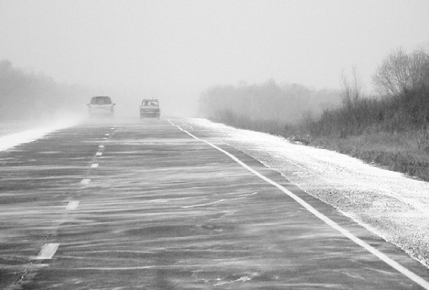 В Воронежской области в связи со снегопадом заносы на дороге
