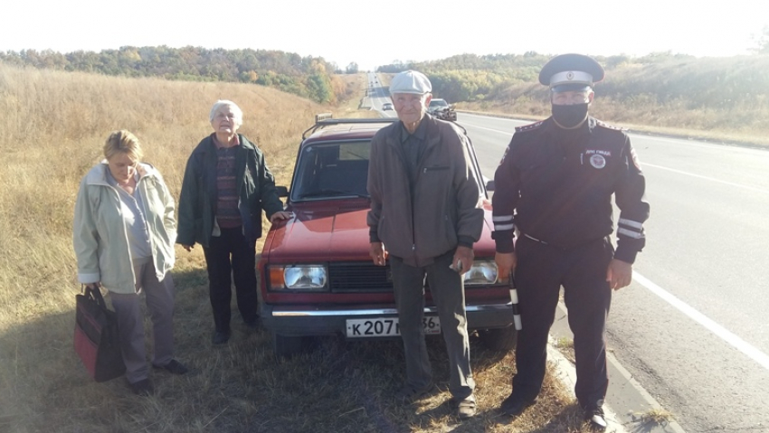 Автомобилисты оставили в беде 80-летнего водителя на трассе под Воронежем 