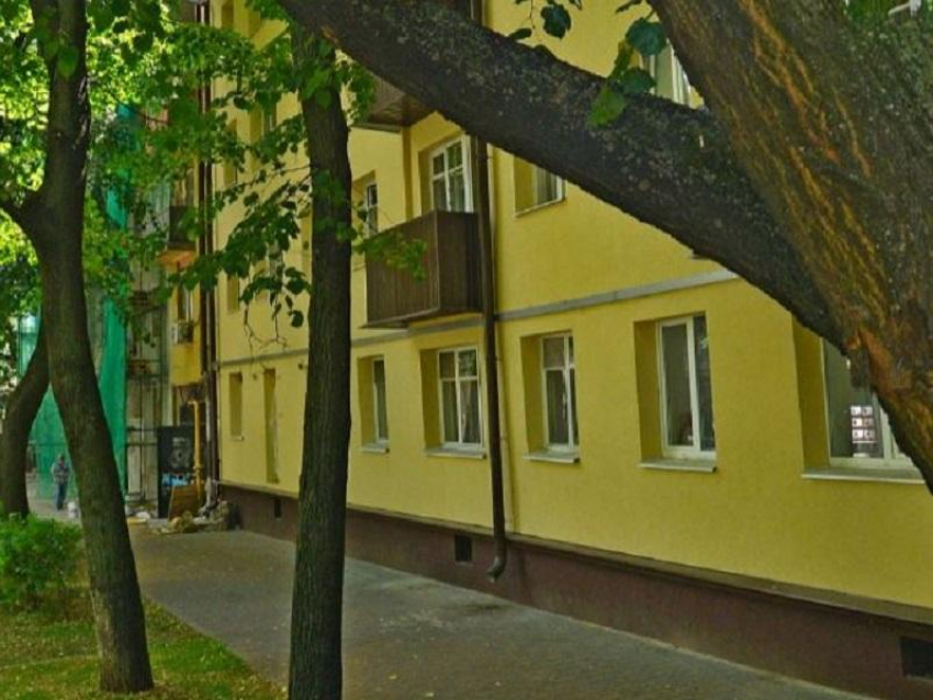 «А вдруг криминал?»: запах разлагающего трупа вторую неделю кошмарит воронежцев в жилом доме