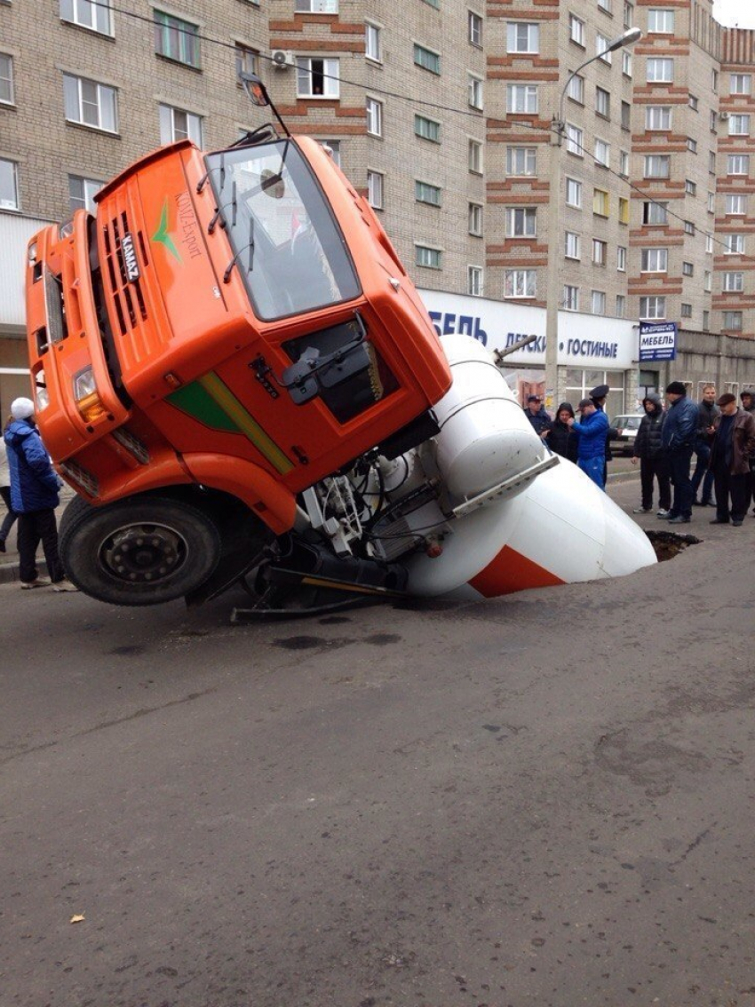 В Воронеже бетономешалка провалилась под землю