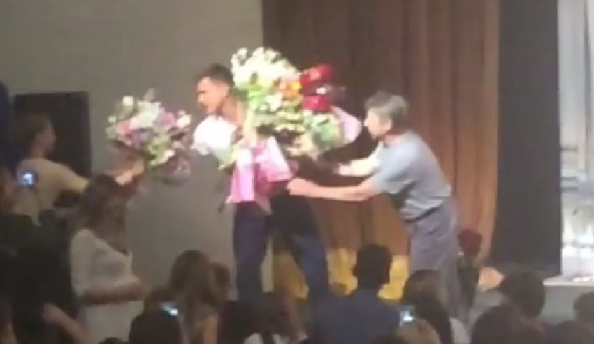 Главного героя нашумевшего сериала «Мажор» задарили букетами на спектакле в Воронеже