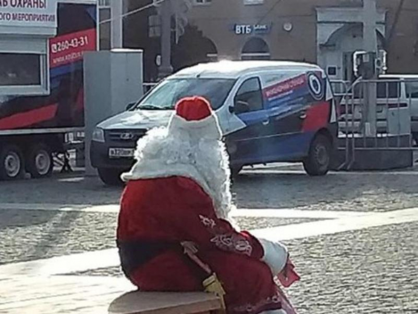 Приунывшего Деда Мороза заметили на площади Ленина