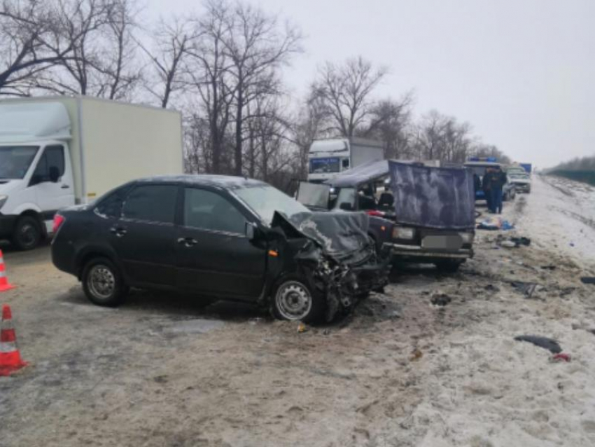 Один человек погиб и четверо пострадали в ДТП на снежной дороге под Воронежем