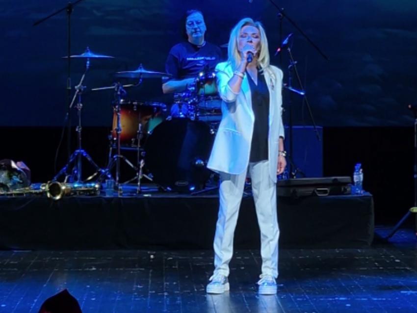 «Грустно и больно»: популярная артистка застряла в поезде по пути в Воронеж из-за схода вагонов