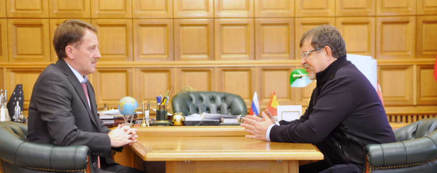 Новый депутат Госдумы пришел на прием к губернатору Гордееву в куртке и вельветовых штанах (ФОТО)