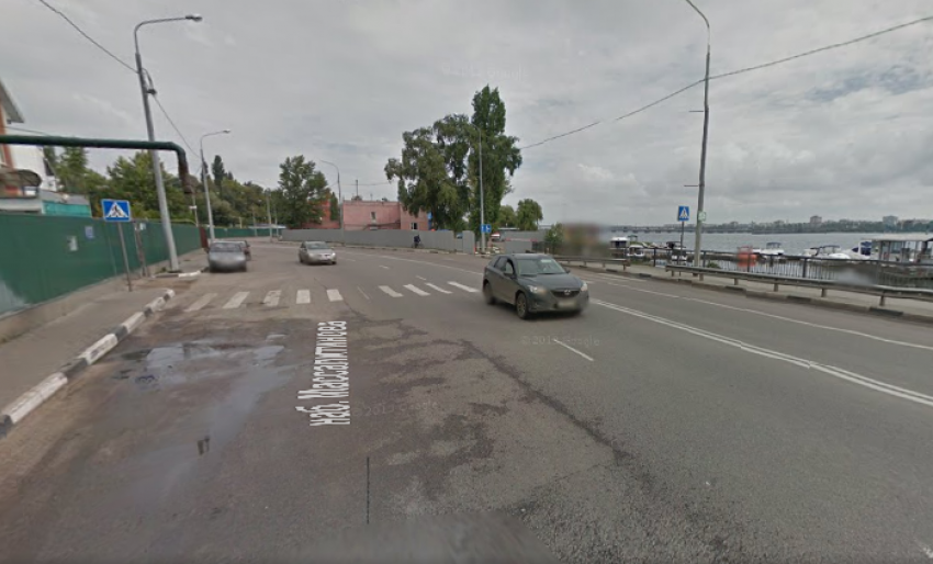 ДТП в Воронеже: «Форд» столкнулся с «десяткой» и врезался в фонарь