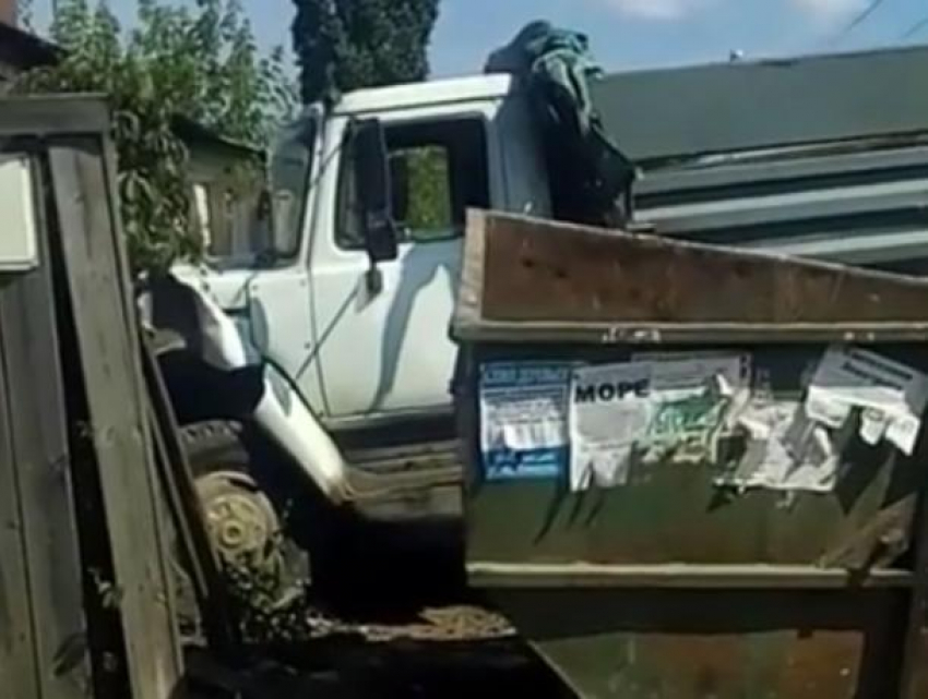 Последствия тарана грузовиком жилого дома сняли в Воронеже