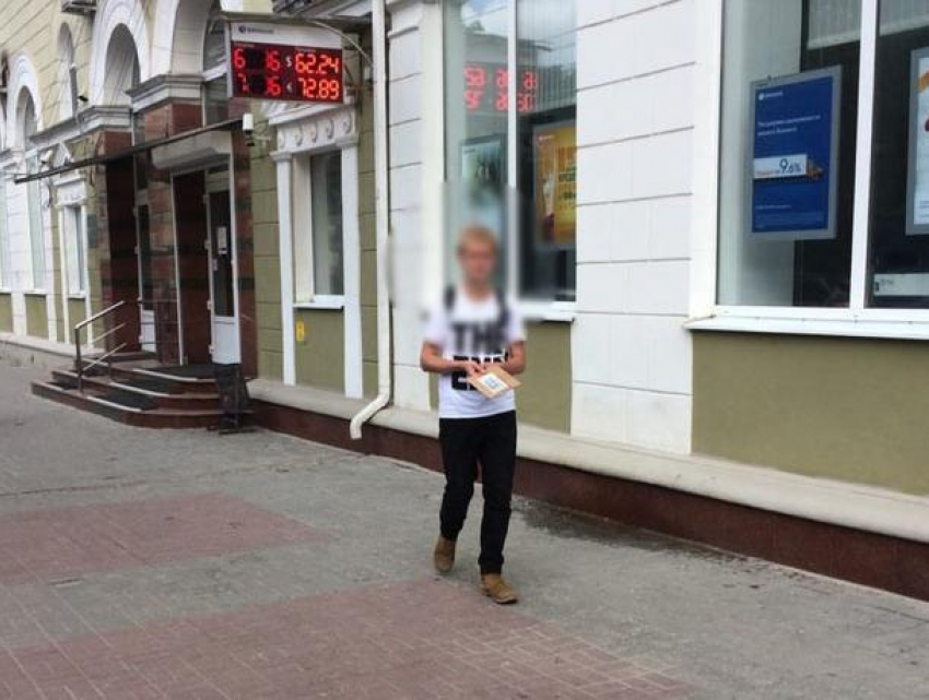 Хитрого попрошайку в центре Воронежа протестили визиткой
