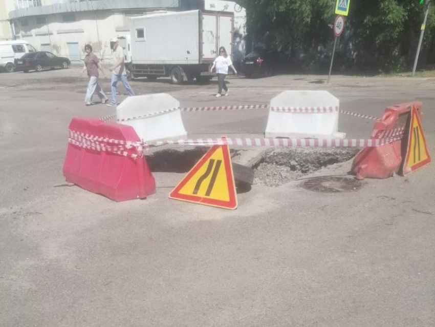 В Воронеже обвалился кусок дороги, на ремонт которого потратили год