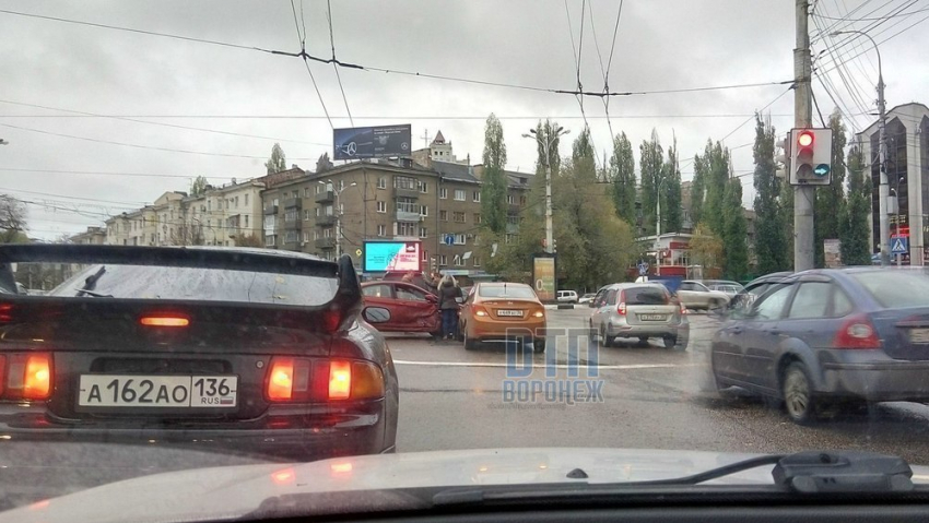Центр Воронежа встал в пробке из-за ДТП на Заставе 
