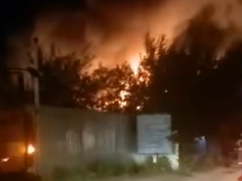 Опубликованы страшные кадры мощного пожара в Воронеже 