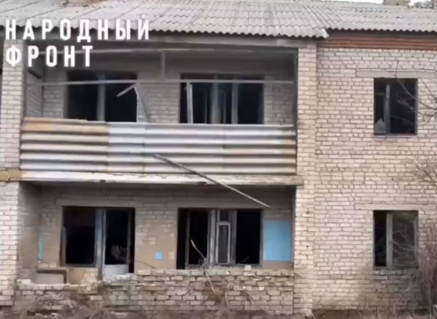 Без окон, без дверей: полуразрушенный барак включили в план капремонта в Воронежской области