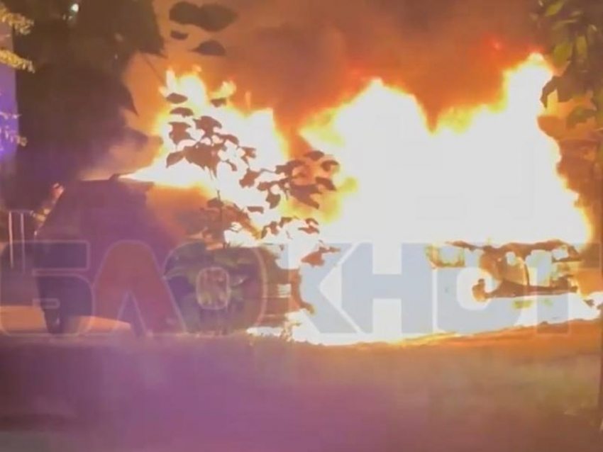Огненное уничтожение машины в считанные минуты сняли на видео в Воронеже