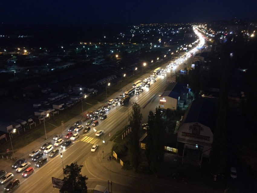 Гигантские пробки в Воронеже спровоцировали многочисленные аварии и дорожные работы