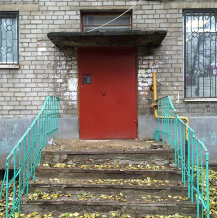 Воронежец пытается добиться пандусов в подъезде 