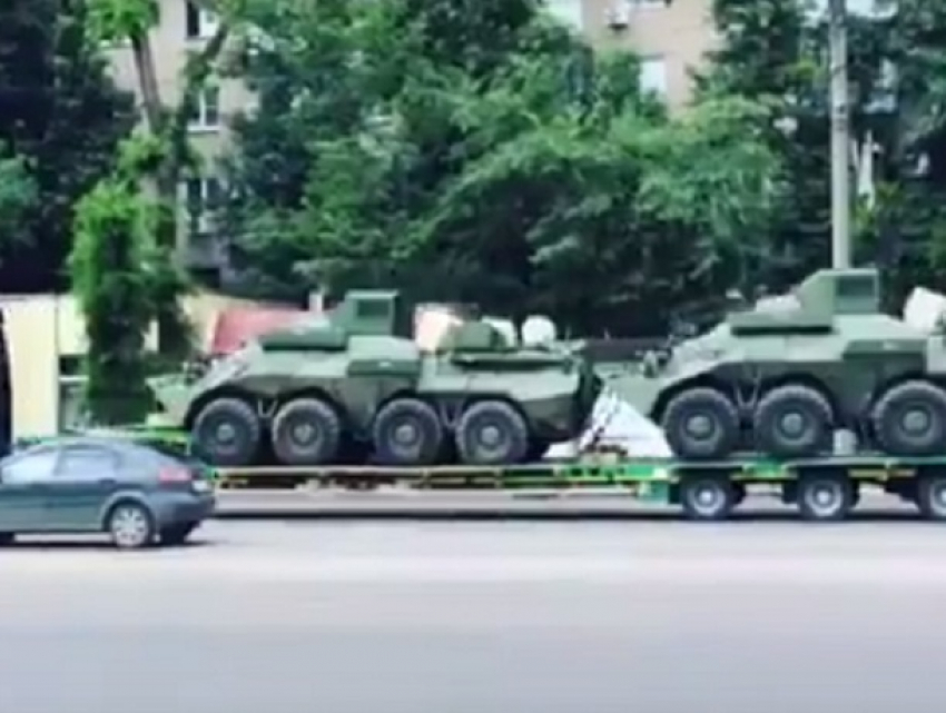 Разъезжающие по Воронежу тягачи с военной техникой попали на видео