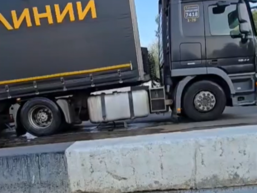 Солярка рекой: фура пробила бак на мосту в Воронежской области