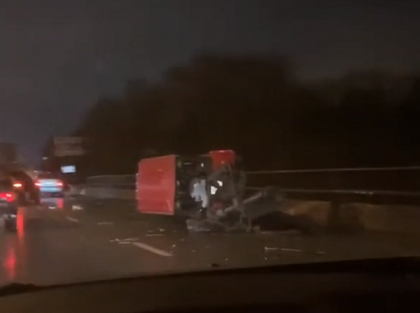 Ночное ДТП с перевернувшимся трактором попало на видео в Воронеже